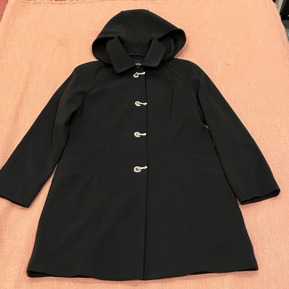 London Fog small Classic wm’s trench coat with removable hood and clasp closures